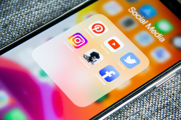 téléphone avec des applications réseaux sociaux